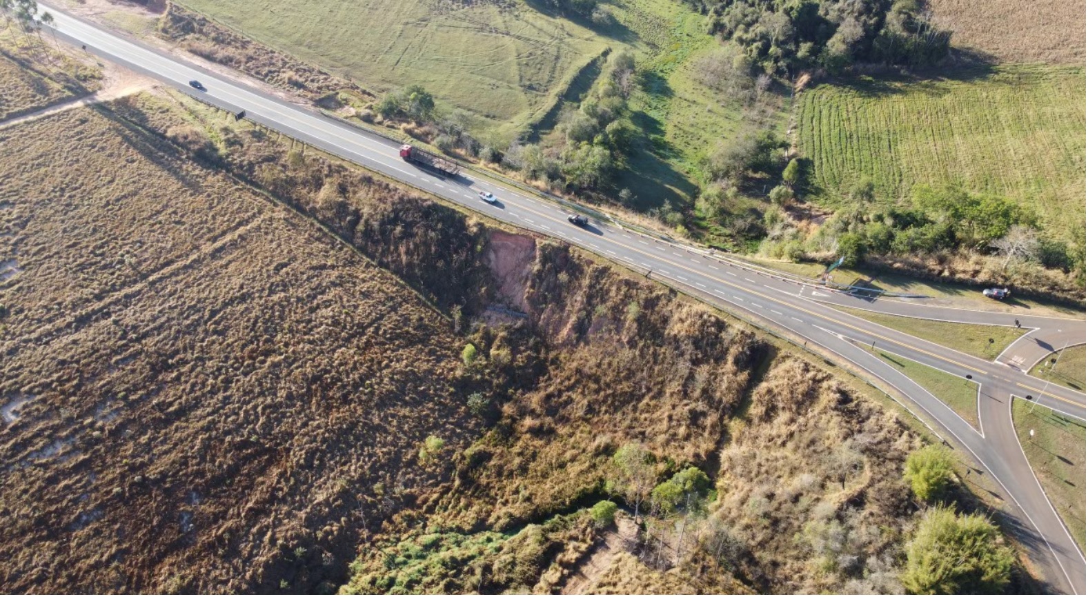 Recuperação de Passivo Ambiental – SP-255 – KM 377+500 Sul — antes